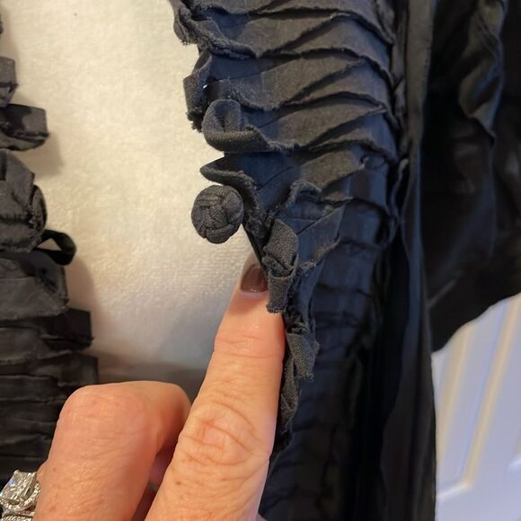 BCBGMAXAZRIA black textured cocktail black jacket, short sleeve - Picture 4 of 9